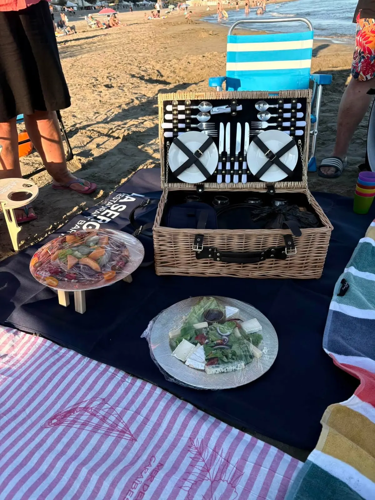 Panier pique-nique La Sergerie installé sur la plage