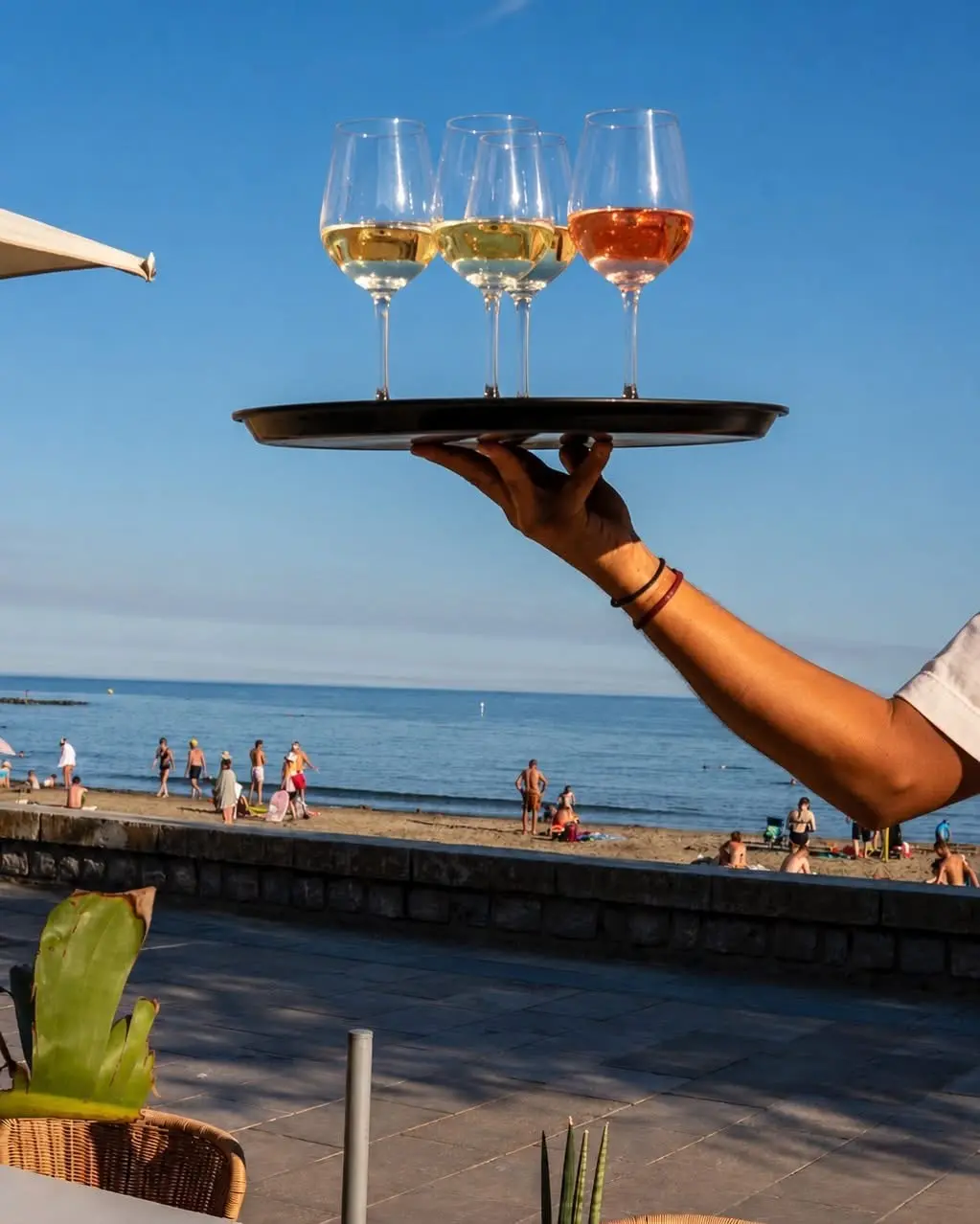 Verres de vin servis face à la plage du Grau d’Agde