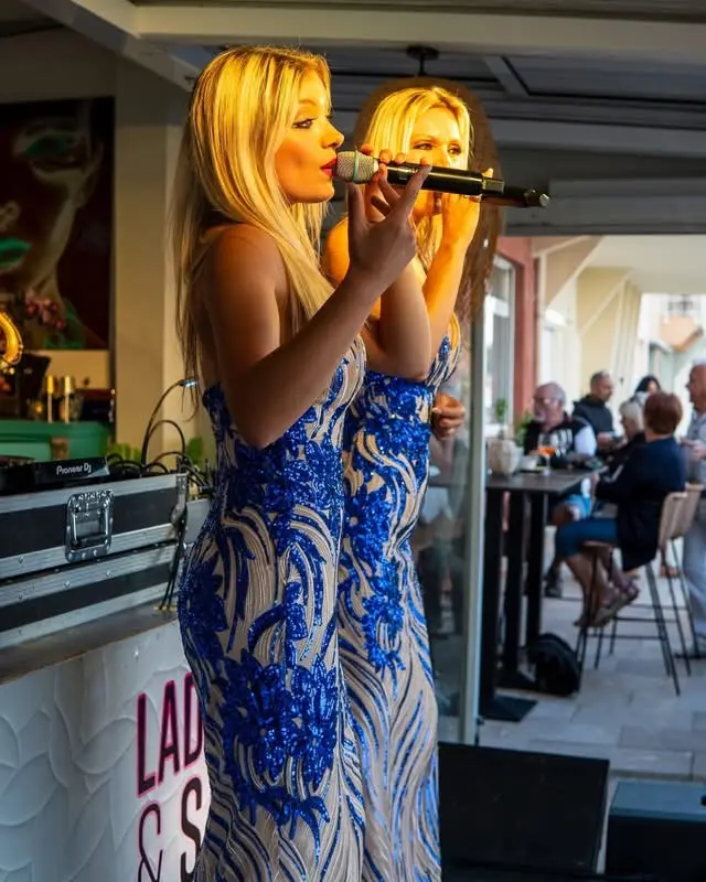 Chanteuses lors d’une soirée organisée à La Sergerie